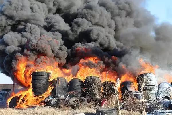 大量露天堆放的废轮胎被大火引燃