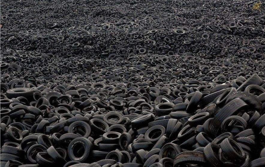 大量堆积的废轮胎